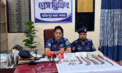বটগাছের নিচে বস্তায় মিলল ১৫ রাউন্ড গুলি, দেশীয় অস্ত্র