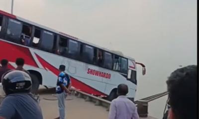 ফেরিতে ওঠার সময় নিয়ন্ত্রণ হারিয়ে নদীতে বাস, বহু হতাহতের শঙ্কা