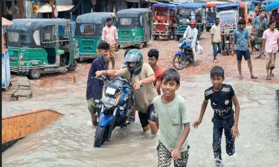 জোয়ারের পানিতে তলিয়ে গেছে গ্যাংওয়ে, পারাপারে চরম ভোগান্তি