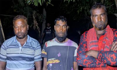 গভীর সমুদ্রে নৌকাডুবি, একঘণ্টা ভেসে প্রাণে বাঁচলেন চার জেলে