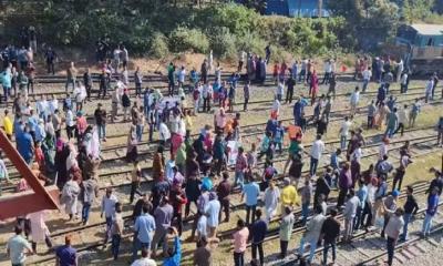 নবম পে-স্কেলের দাবিতে রেলপথ অবরোধ, কর্মবিরতি