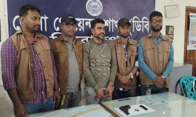 পিরোজপুরে বিদেশি পিস্তল ও ভারতীয় বুলেটসহ যুবক গ্রেপ্তার