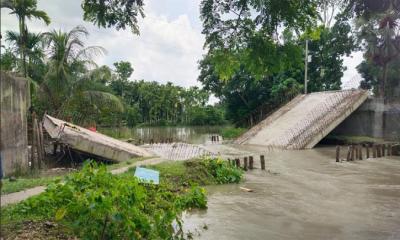উদ্বোধনের আগেই খালে ভেঙে পড়লো ৬ কোটি টাকার ব্রিজ 