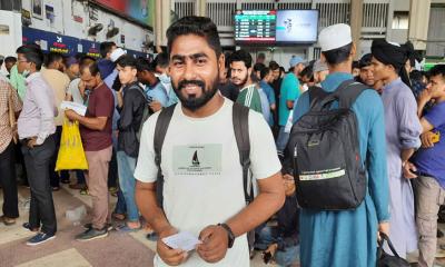 ৪৮ ঘণ্টা পর মিলেছে রেলের টিকিট, আজও উপচেপড়া ভিড়