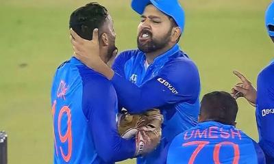 মাঠের মধ্যে কার্তিকের থুতনি চেপে ধরলেন রোহিত