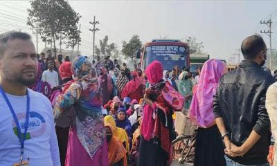 বকেয়া বাকি রেখে কারখানা বন্ধের প্রতিবাদে সড়ক অবরোধ 