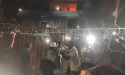 ভাঙচুরের পর শেখ মুজিবের ধানমন্ডির বাড়িতে আগুন