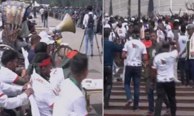 সনদের আইনি ভিত্তির দাবিতে মঞ্চের সামনে জুলাই যোদ্ধাদের অবস্থান