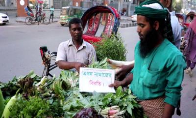 ‘এখন নামাজের বিরতি’ লেখা রেখে দোকান ফেলে চলে যান শরিফুল