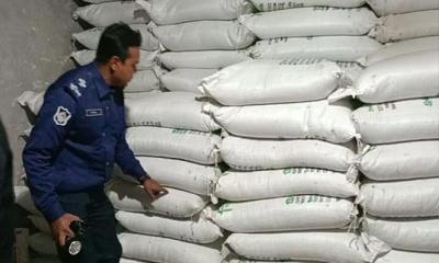 স্বেচ্ছাসেবক লীগ নেতার বাড়ি থেকে ৪৪৪ বস্তা সার জব্দ