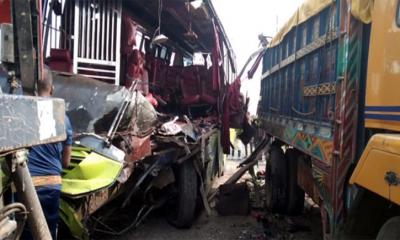 শিবচরে বাস-ট্রাক সংঘর্ষে ৩ জন নিহত