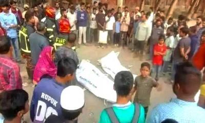 ল্যাম্প পোস্টের খুঁটি বসাতে গিয়ে বিদ্যুৎস্পৃষ্টে দুইজনের মৃত্যু