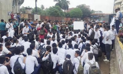 সহপাঠীর মৃত্যু : ফার্মগেটে শিক্ষার্থীদের সড়ক অবরোধ