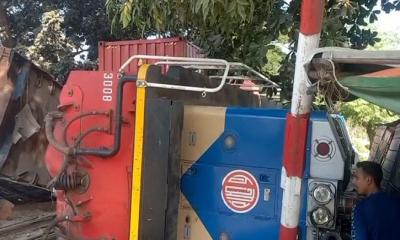 চট্টগ্রামে মালবাহী ট্রেনে ট্রাকের ধাক্কা