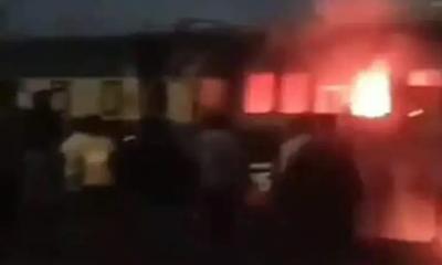 রাজধানীতে ট্রেনের বগিতে আগুন, হাতেনাতে আটক ২