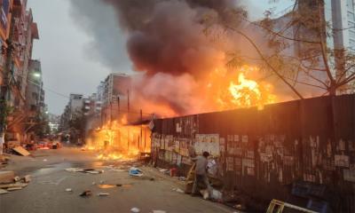 উত্তরায় কাচাবাজারে আগুন, নিয়ন্ত্রণে দুই ইউনিট