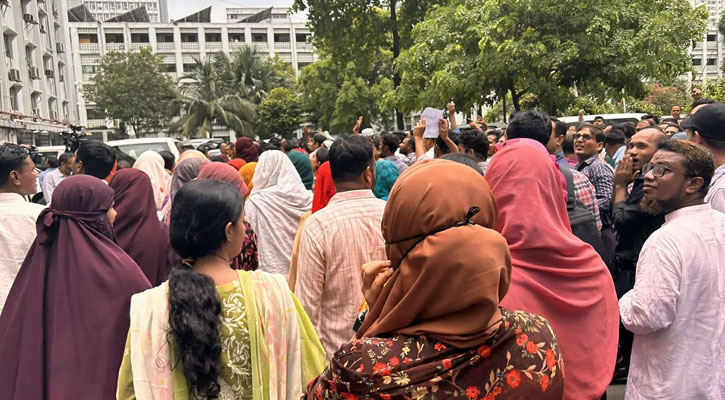 সরকারি চাকরি অধ্যাদেশ বাতিলের দাবিতে উত্তাল সচিবালয়