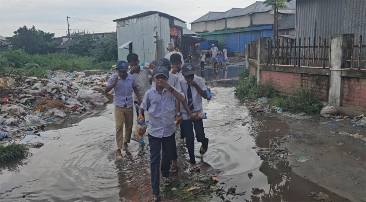 দুর্গন্ধে অতিষ্ঠ শিক্ষার্থীরা, জানালা বন্ধ রেখেই চলছে পাঠদান
