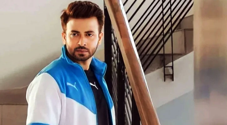 দেশে ফিরেছেন শাকিব খান