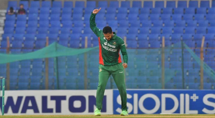 ‘৭০০’ ছুঁয়ে সাকিবের অনন্য কীর্তি