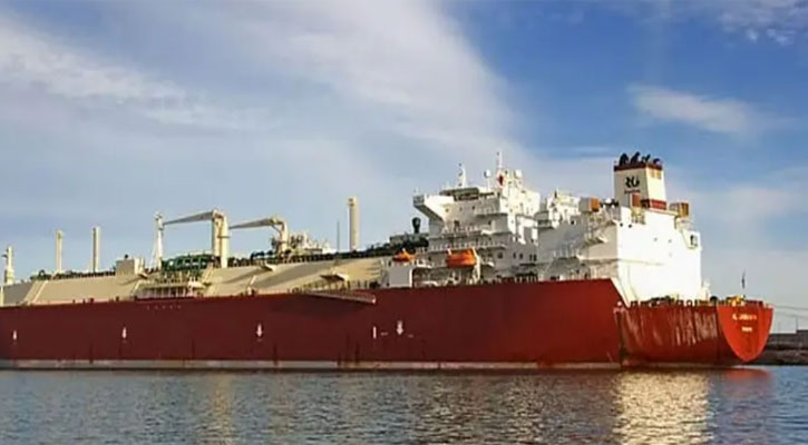 তেল-গ্যাস নিয়ে চট্টগ্রাম বন্দরে পৌঁছেছে ৮ জাহাজ