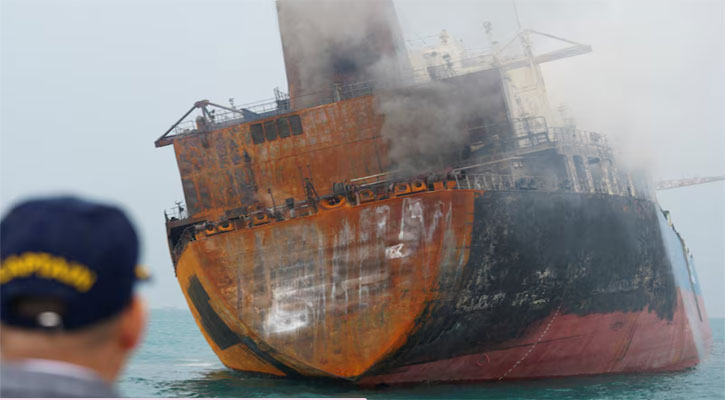 গালফ ও হরমুজ প্রণালিতে ছয়টি তেলবাহী ট্যাঙ্কারে হামলা