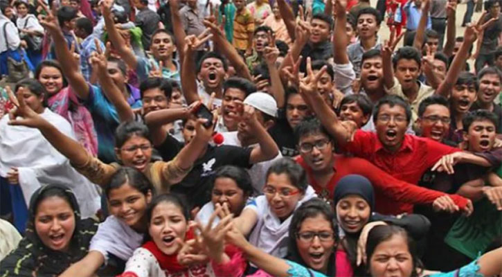 পাসে ছেলেরা আর জিপিএ-৫ এ মেয়েরা পিছিয়ে