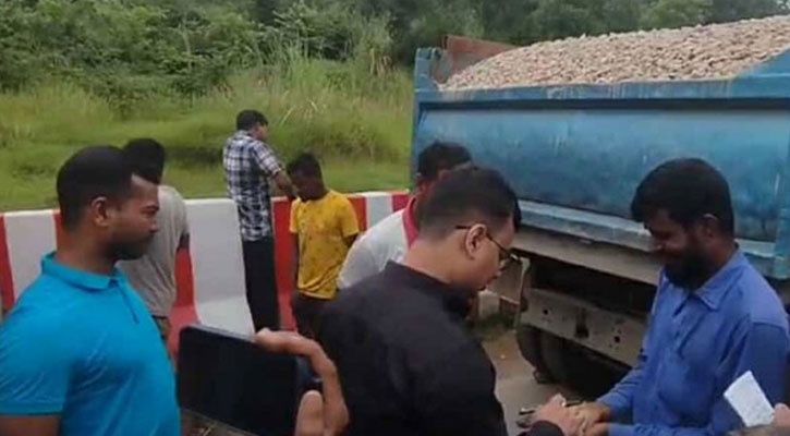 ৩৫ হাজার ঘনফুট পাথর উদ্ধার, ৭০ ট্রাক আটক