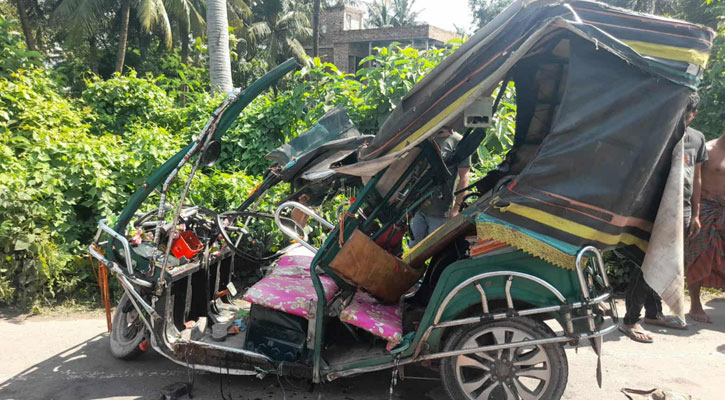 খুলনায় ট্রাকের ধাক্কায় প্রাণ গেল ৩ জনের