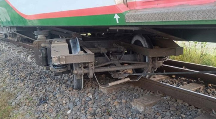 বগি লাইনচ্যুত, ঢাকা-উত্তরবঙ্গের সঙ্গে রেল যোগাযোগ বন্ধ