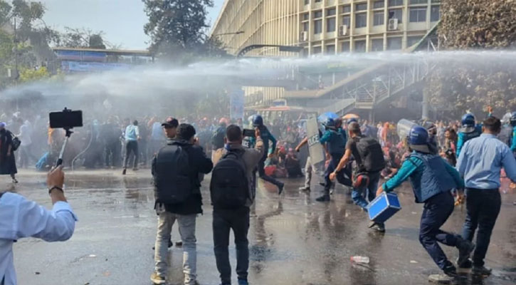 পুলিশের লাঠিচার্জ, সাউন্ড গ্রেনেডে ছত্রভঙ্গ শিক্ষকরা