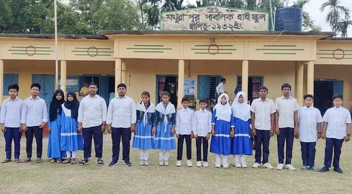 এক স্কুলেই পড়ছে ১০ জোড়া যমজ ভাই-বোন