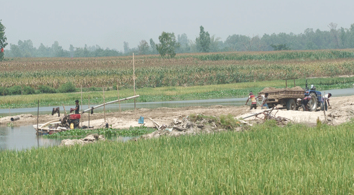 ইজারা ছাড়া বালু উত্তোলন, প্রতিরোধ করতে পারছেনা কেউ