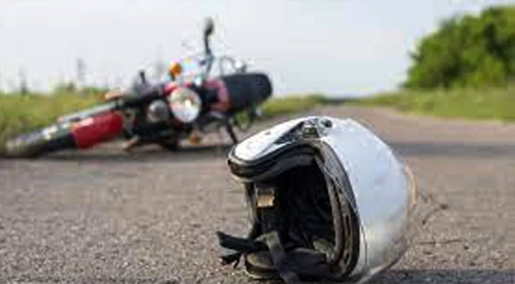 মোটরসাইকেলে ৪ জন আরোহী, ট্রাকের ধাক্কায় স্ত্রী-সন্তানের মৃত্যু