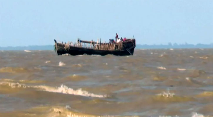 ট্রলারসহ গভীর সমুদ্র থেকে ২৬ জেলে উদ্ধার