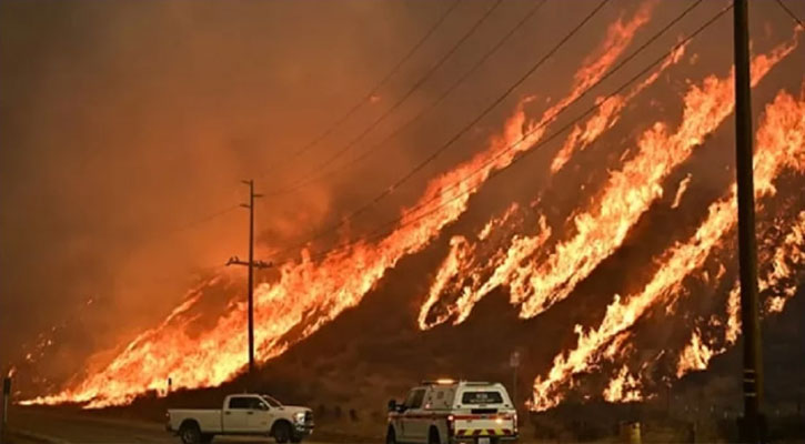 ফের দাবানলে পুড়ছে লস অ্যাঞ্জেলেস