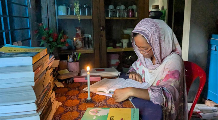 অদম্য উম্মে হানির পড়ালেখায় বড় বাধা বিদ্যুৎহীনতা