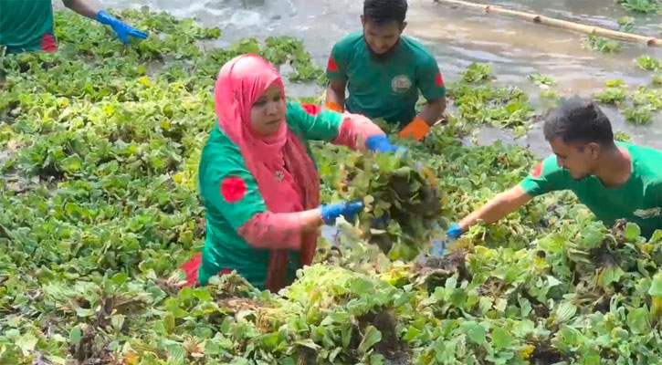 ময়লা পরিষ্কারে পুকুরে নামলেন ইউএনও ফরিদা সুলতানা