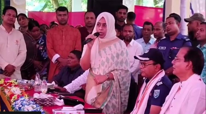 দেড় মিনিটের বক্তব্যে মন্ত্রীকে ২৫ বার ‘স্যার’, ফের আলোচনায় ইউএনও