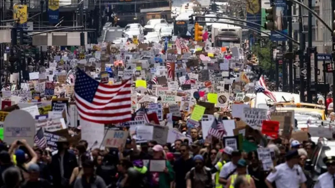 ট্রাম্পবিরোধী আন্দোলনে কাঁপছে যুক্তরাষ্ট্র