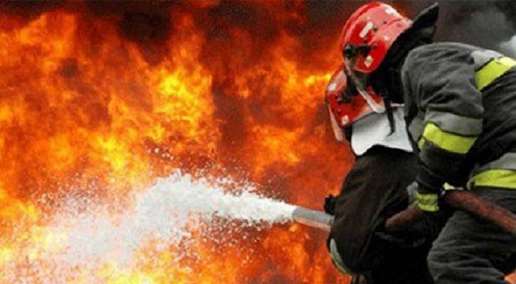 রাজধানীর আদাবরে আগুন, নিয়ন্ত্রণে ৭ ইউনিট