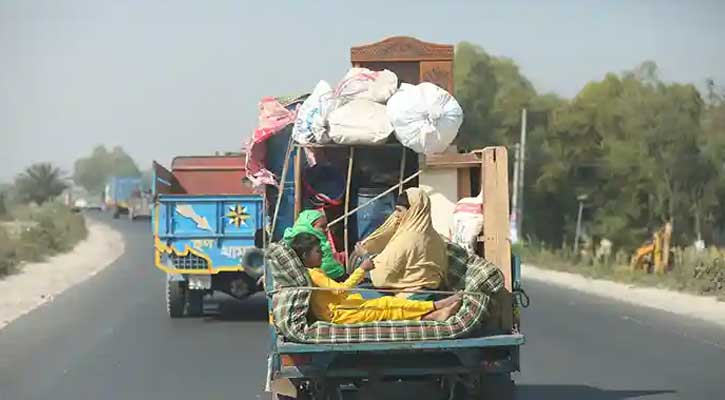 এক বছরে শহর ছেড়ে গ্রামে ফিরেছে দ্বিগুণ মানুষ