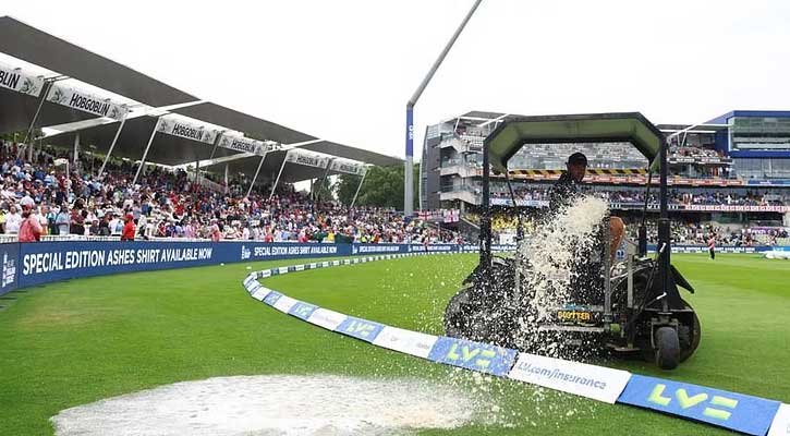 কামিন্স-বোল্যান্ডের ছোবলের পর বৃষ্টির দাপট