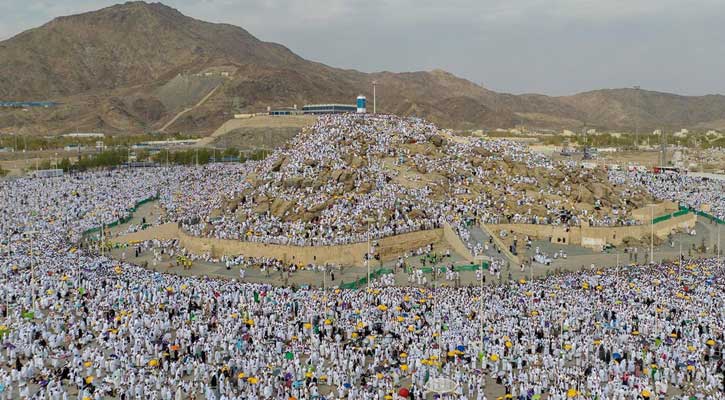 ‘লাব্বাইক’ ধ্বনিতে মুখরিত আরাফাত ময়দান