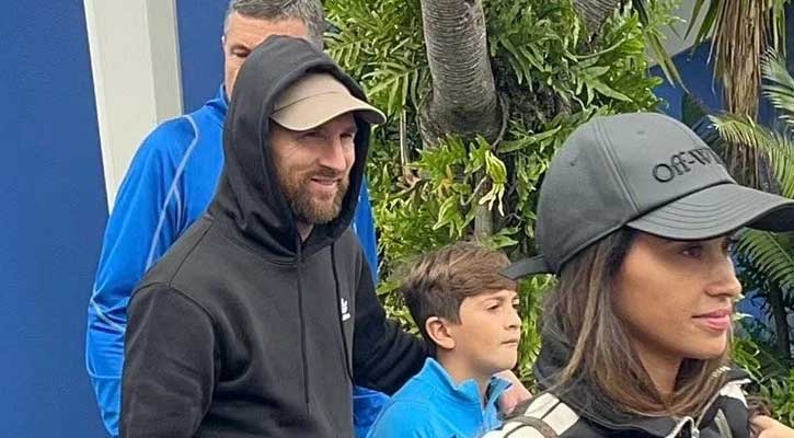 ডিজনি ওয়ার্ল্ডে মেসি মেসি স্লোগান