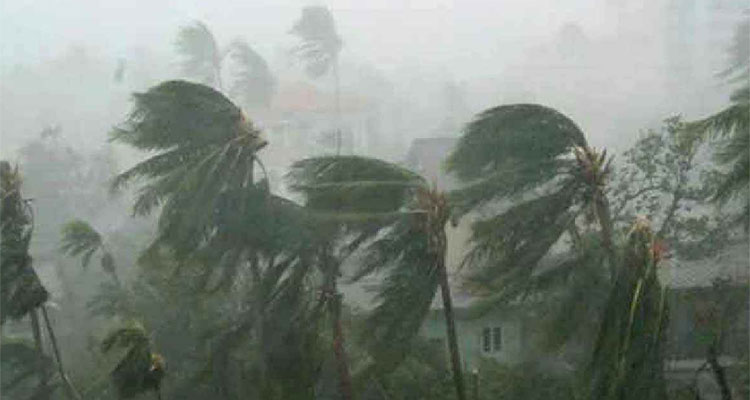 তীব্র ঝড়ের আশঙ্কায় ১৭ জেলা, নদীবন্দরে সতর্কসংকেত