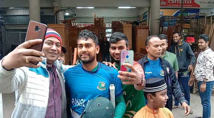 ভক্তদের কাছে ডেকে সেলফি তুললেন মেহেদী মিরাজ 