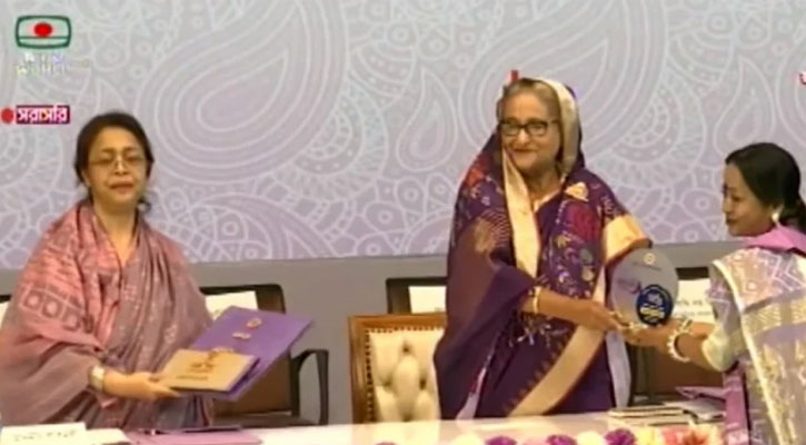 ৫ সংগ্রামী নারীর হাতে জয়িতা পুরস্কার তুলে দিলেন প্রধানমন্ত্রী