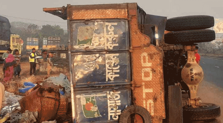 কুমিল্লায় ট্রাক দুর্ঘটনায় নিহত ৪