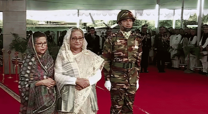 বঙ্গবন্ধুর প্রতিকৃতিতে প্রধানমন্ত্রীর শ্রদ্ধা